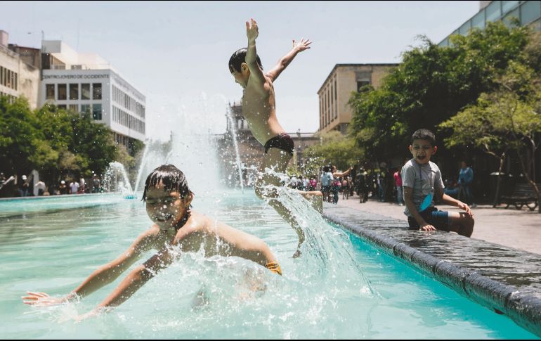 CONTRA EL CALOR. El estiaje está en su pleno apogeo y todavía no llegan las lluvas; estos niños decidieron refrescarse en la fuente que está frente al Instituto Cultural Cabañas con un buen chapuzón. EL INFORMADOR/ G. Gallo