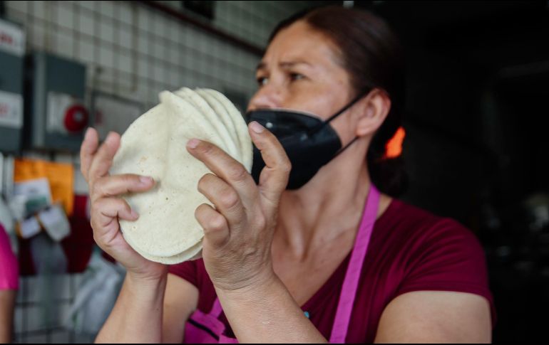 El maíz y la harina de maíz nixtamalizado son las dos materias primas, por lo que ante el alza o baja de sus precios, el costo de la tortilla se ve afectado. EL INFORMADOR / ARCHIVO