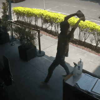 ¡Indignante! Lanza tabique a menor en taquería; ya está detenido (VIDEO)