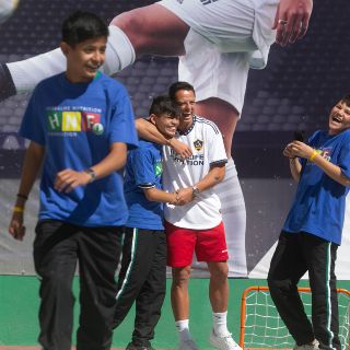 ¡Visita de lujo! "Chicharito" Hernández dibuja sonrisas en albergue infantil de Zapopan