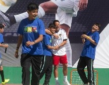 La sola presencia del histórico futbolista de Chivas y de la Selección Mexicana liberó la felicidad en todos los pequeñines del albergue. EL INFORMADOR / G. Gallo