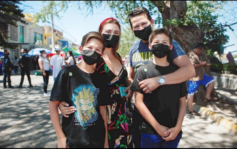 Los gemelos Iker y Érick Madrid, de 12 años, recibieron su primera dosis de la vacuna Pfizer en el Auditorio Benito Juárez. EL INFORMADOR/ G. GALLO