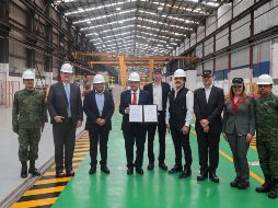 El Presidente López Obrador subió fotografías de la firma del contrato. TWITTER/@lopezobrador_