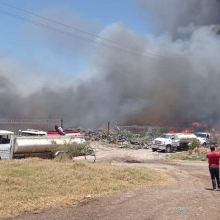 Seguridad en Jalisco: Bomberos metropolitanos combaten incendio en basurero y tiradero de llantas en Tlajomulco