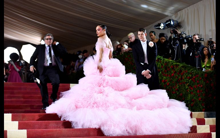 Aquí te dejamos algunos personajes que deslumbraron a la audiencia con sus extravagantes diseños inspirados en la indumentaria masculina y femenina de Estados Unidos. AFP / A. Weiss