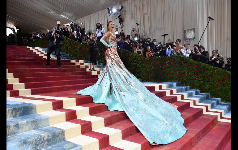 Aquí te dejamos algunos personajes que deslumbraron a la audiencia con sus extravagantes diseños inspirados en la indumentaria masculina y femenina de Estados Unidos. AFP / A. Weiss