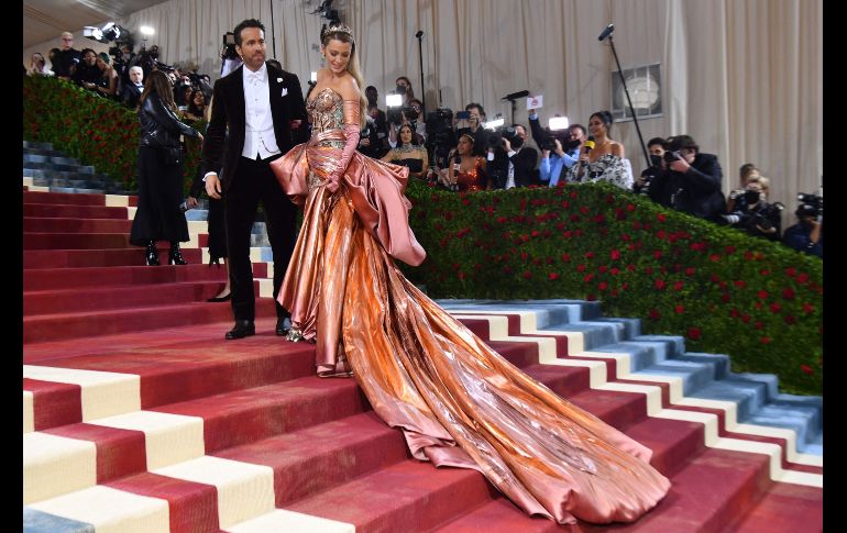 Aquí te dejamos algunos personajes que deslumbraron a la audiencia con sus extravagantes diseños inspirados en la indumentaria masculina y femenina de Estados Unidos. AFP / A. Weiss