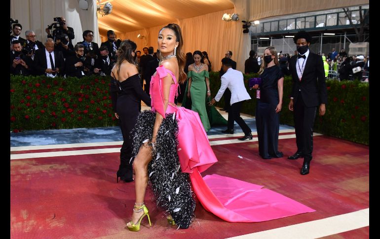 Aquí te dejamos algunos personajes que deslumbraron a la audiencia con sus extravagantes diseños inspirados en la indumentaria masculina y femenina de Estados Unidos. AFP / A. Weiss