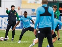 Unai Emery (izq.) espera que el Villarreal hoy pase de la excelencia ante el Liverpool. EFE/D. Castelló