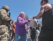 En los territorios de Ucrania desmilitarizados y desnazificados las fuerzas armadas de Rusia los militares mantienen el orden y distribuyen alimentos. EFE/S. Ilnitsky