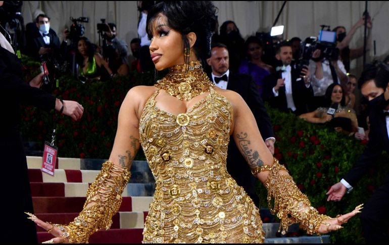 Cardi B, brilló en toda la alfombra con su inigualable atuendo dorado. AFP / A. Weiss