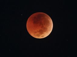 El eclipse de Luna sucede cuando la Tierra se interpone en el camino de la luz del Sol hacia la Luna. EFE / ARCHIVO