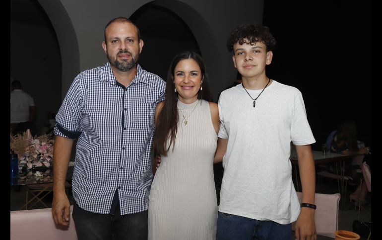 Diego, Claudia y Gael Santos. GENTE BIEN JALISCO/Claudio Jimeno