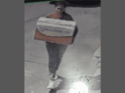 De acuerdo con la fuente que reveló el clip, el contenido del paquete eran varios cachorros que terminaron muertos por asfixia, pues fueron encerrados en la estrecha caja. INSTAGRAM / perritos.contentos