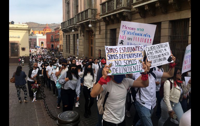 Los universitarios exigieron justicia y que la Guardia Nacional salga de la comunidad El Copal, Irapuato. EFE/E. Guerra