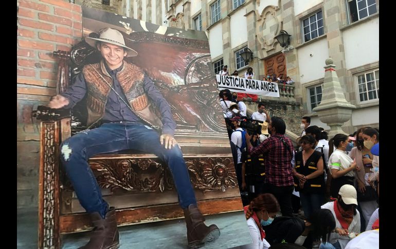 Los universitarios exigieron justicia y que la Guardia Nacional salga de la comunidad El Copal, Irapuato. EFE/E. Guerra