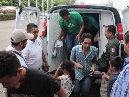 De acuerdo con fuentes locales, el vehículo de carga fue ubicado en una estación de gasolina por agentes de la policía, quienes al hacer una revisión de rutina hallaron a los migrantes en condiciones infrahumanas. EFE