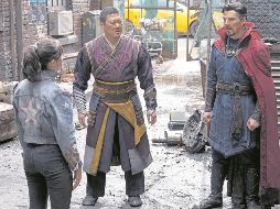 De espalda, la actriz Xochitl Gomez, en compañía de los histriones Benedict Wong (al centro) y Benedict Cumberbatch. ESPECIAL