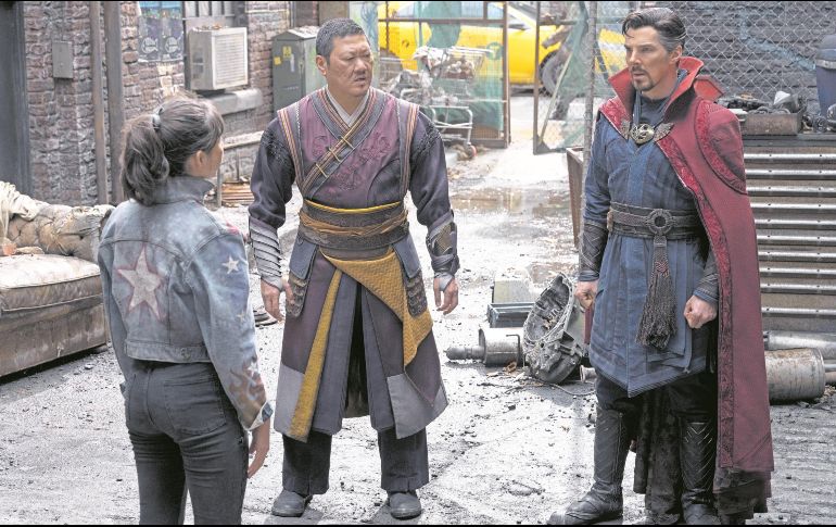 De espalda, la actriz Xochitl Gomez, en compañía de los histriones Benedict Wong (al centro) y Benedict Cumberbatch. ESPECIAL