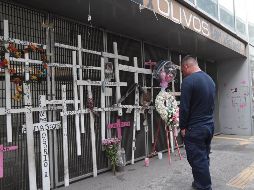 Los familiares guardaron un minuto de silencio en memoria de los 26 que murieron el 3 de mayo de 2021 en la Línea 12 del Metro. SUN/J. Boites