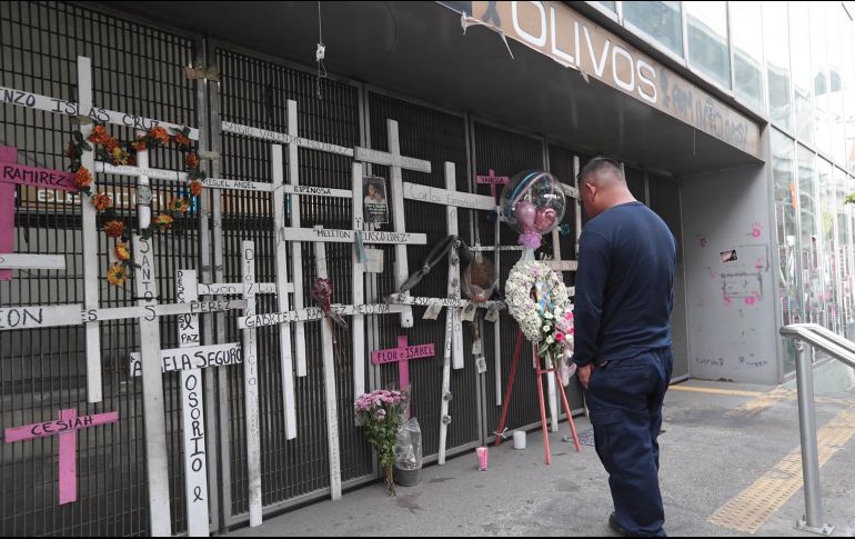Los familiares guardaron un minuto de silencio en memoria de los 26 que murieron el 3 de mayo de 2021 en la Línea 12 del Metro. SUN/J. Boites