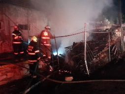 Bomberos de Zapopan controlan incendio en bodega del Mercado del Mar