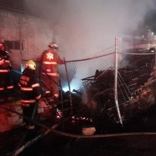 Bomberos de Zapopan controlan incendio en bodega del Mercado del Mar
