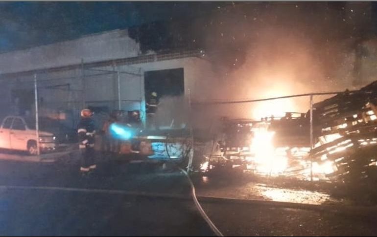 El incendio se registró a las 03:00 de este miércoles en el cruce de Pino Suárez y calle Del Estribo, en la colonia El VigÍa. ESPECIAL /