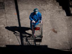 El máximo responsable de la OMS señala que por ahora es prematuro ligar la BA.4 y la BA.5 a casos más o menos leves de la enfermedad. EFE / A. Plavevski