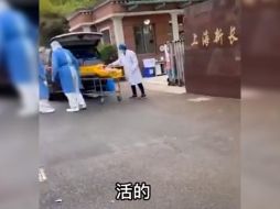 En el video se puede ver cómo el hombre que abre el cierre se asusta al ver que el anciano estaba vivo.ESPECIAL