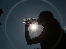 Evita un golpe de calor, usa ropa ligera e hidrátate con frecuencia. INFORMADOR/ARCHIVO