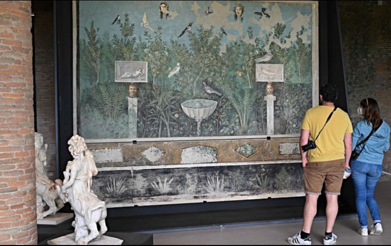 Los visitantes miran un fresco de un exuberante jardín de una gran sala de recepción. AFP/A. Solaro