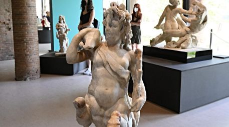 Una escultura de un centauro en la nueva exhibición titulada 