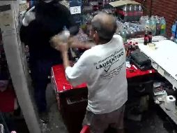 Mientras el señor se trata de reincorporar, el maleante se escapa del lugar con una caja donde se encontraba todo el dinero de las ventas. ESPECIAL