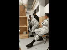 En el video también se muestra a un elemento de la Guardia Nacional mirar la escena sin hacer nada, otro más se coloca en el grupo, pero no emite golpes; y uno más, que graba la agresión. TWITTER / @marcocoronel