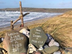 Guijarros con leyendas, cruces y hasta medias.