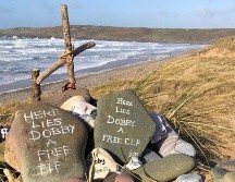 Guijarros con leyendas, cruces y hasta medias.