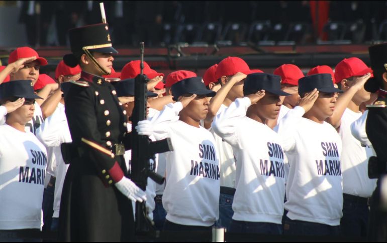 Varios jóvenes del Servicio Militar Nacional, vestidos con playera blanca, pantalón de mezclilla y gorra en color rojo, comenzaron a sentirse mal y abandonaron la formación para ser atendidos. SUN