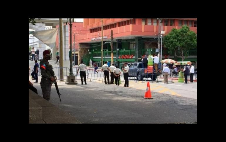 En el Palacio Nacional de la Cultura de Guatemala se instaló un discreto dispositivo de seguridad con elementos de la Policía Nacional Civil y del Ejército de Guatemala. SUN/A. Morales