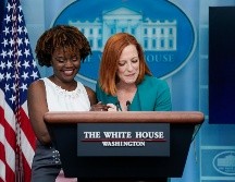 Jean-Pierre (i) reemplazará a Jen Psaki (d), bajo la cual se desempeñó como adjunta, a partir del 13 de mayo. AP/E. Vucci