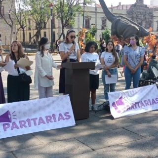 Paritarias: Feministas piden campaña oficial contra la violencia hacia las mujeres