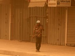 Una persona cruza la plaza Al-Tahrir durante una tormenta de arena en Bagdad, Irak. EFE/A. Jalil