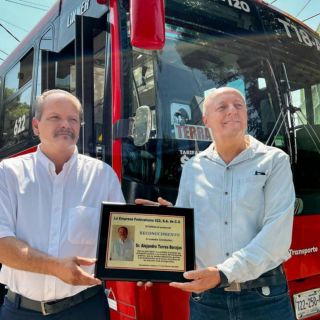 Reconocen a chofer de la ruta 622 por salvarle la vida a hombre