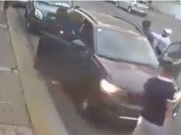 El robo ocurrió frente a la Escuela Normal de Cuautitlán Izcalli. ESPECIAL/CAPTURA DE VIDEO