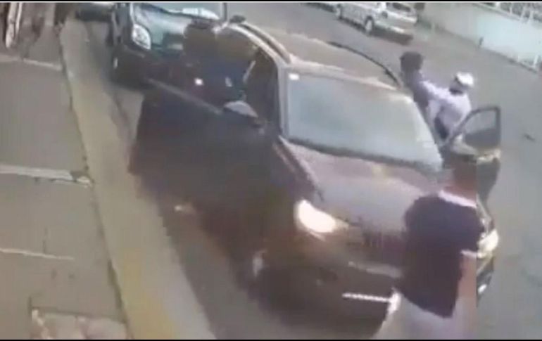 El robo ocurrió frente a la Escuela Normal de Cuautitlán Izcalli. ESPECIAL/CAPTURA DE VIDEO