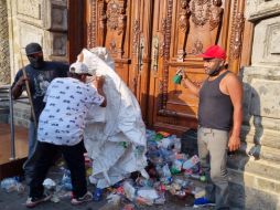 Luego de no encontrar respuesta favorable a sus peticiones, los manifestantes comenzaron a arrojar basura en la puerta principal del Palacio de Gobierno y la Plaza de Armas. EL INFORMADOR/E. GRANADOS