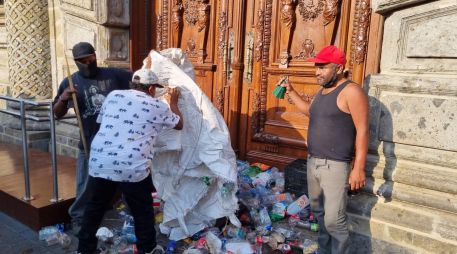 Luego de no encontrar respuesta favorable a sus peticiones, los manifestantes comenzaron a arrojar basura en la puerta principal del Palacio de Gobierno y la Plaza de Armas. EL INFORMADOR/E. GRANADOS