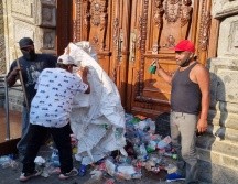 Luego de no encontrar respuesta favorable a sus peticiones, los manifestantes comenzaron a arrojar basura en la puerta principal del Palacio de Gobierno y la Plaza de Armas. EL INFORMADOR/E. GRANADOS