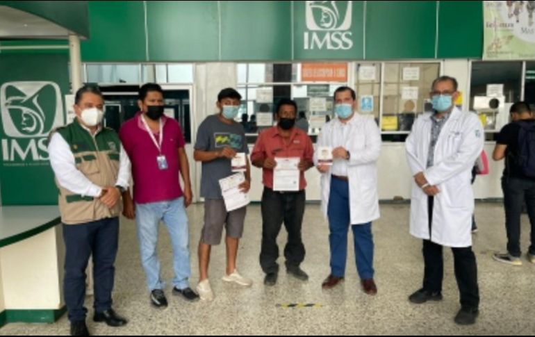 Zoe Robledo, director del IMSS, compartió una fotografía con los primeros trabajadores temporales de origen guatemalteco que ya cotizan en la institución. TWITTER/zoerobledo