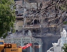 Informan que se están realizando búsquedas de personas posiblemente atrapadas en medio de los escombros del Hotel Saratoga, en La Habana. EFE / R. Mastrascusa